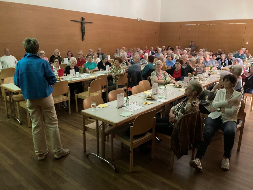 „Essen gegen Vergessen“ – Vortrag beim Seniorenbund Traun begeisterte rund 100 Teilnehmer:innen, 23.04.2025